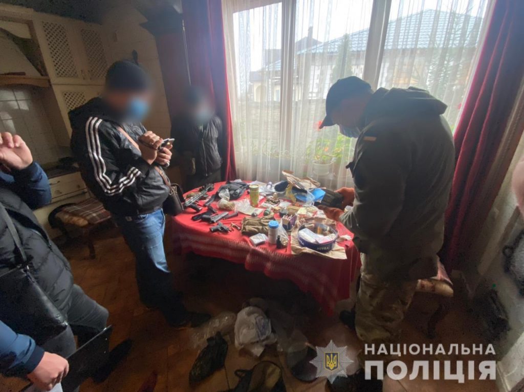 Житель Харьковщины хранил в квартире коктейли Молотова, пулеметы и гранаты (фото)