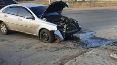 В Харькове Chevrolet врезался в ограждение и столб (фото)