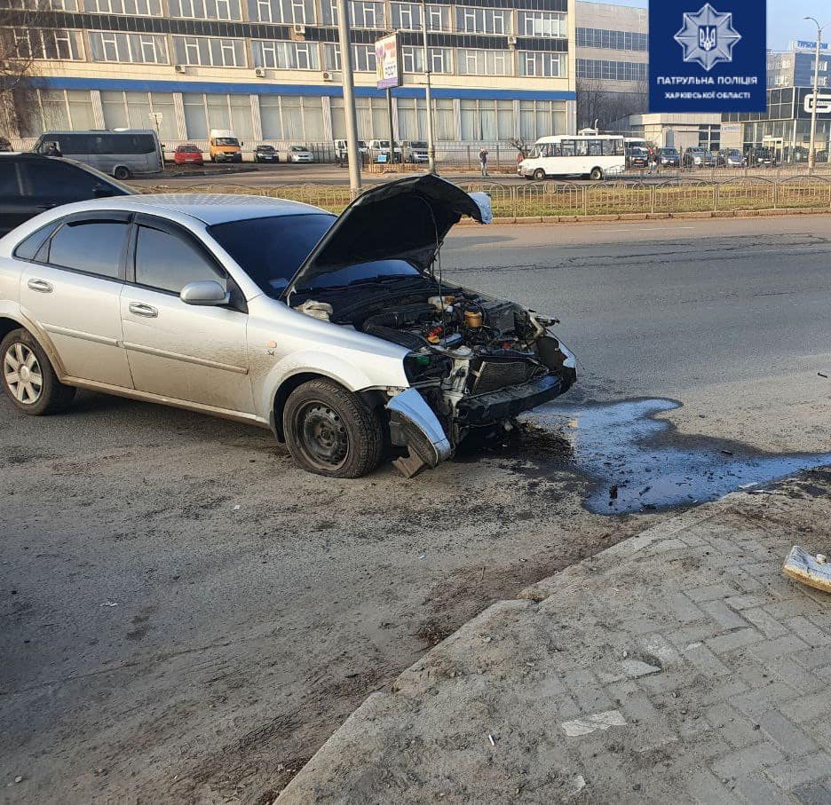 В Харькове Chevrolet врезался в ограждение и столб (фото)