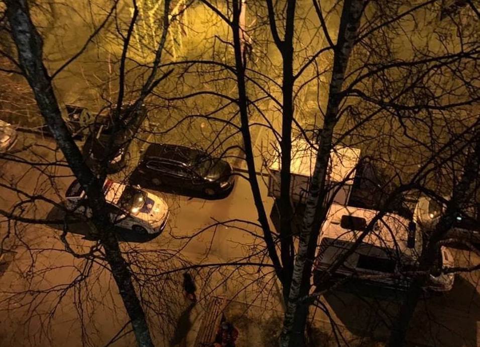 На Салтовке женщина выпала с 8 этажа: подозревают самоубийство