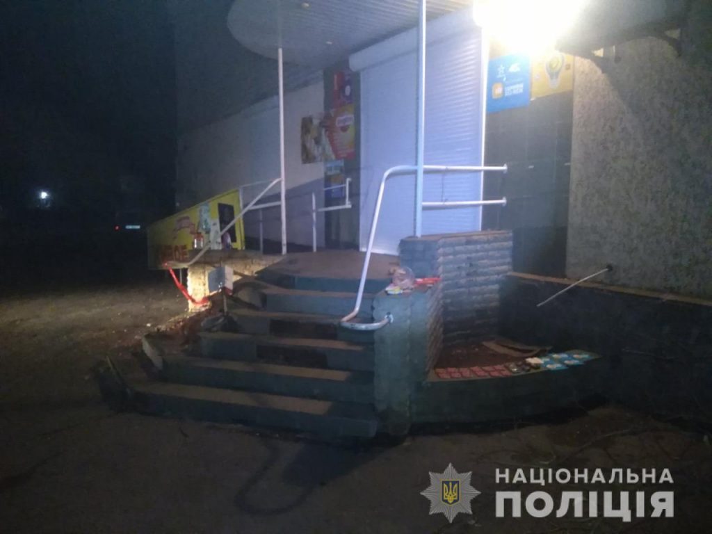 На Харьковщине три подростка украли из магазина алкоголь и карточки для пополнения счета (фото)