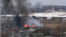 На улице Муромской горит более ста квадратных метров камыша (видео)