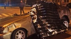 В Харькове перед светофором Daewoo въехало в грузовик и легковушку. Авто перевернулось, водитель погиб (фото)