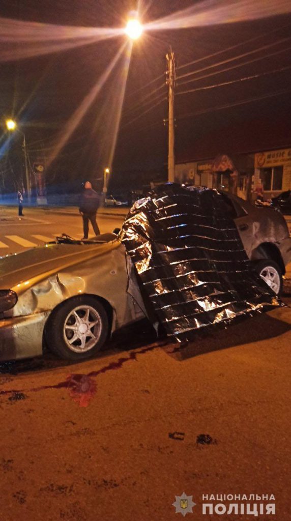 В Харькове перед светофором Daewoo въехало в грузовик и легковушку. Авто перевернулось, водитель погиб (фото)