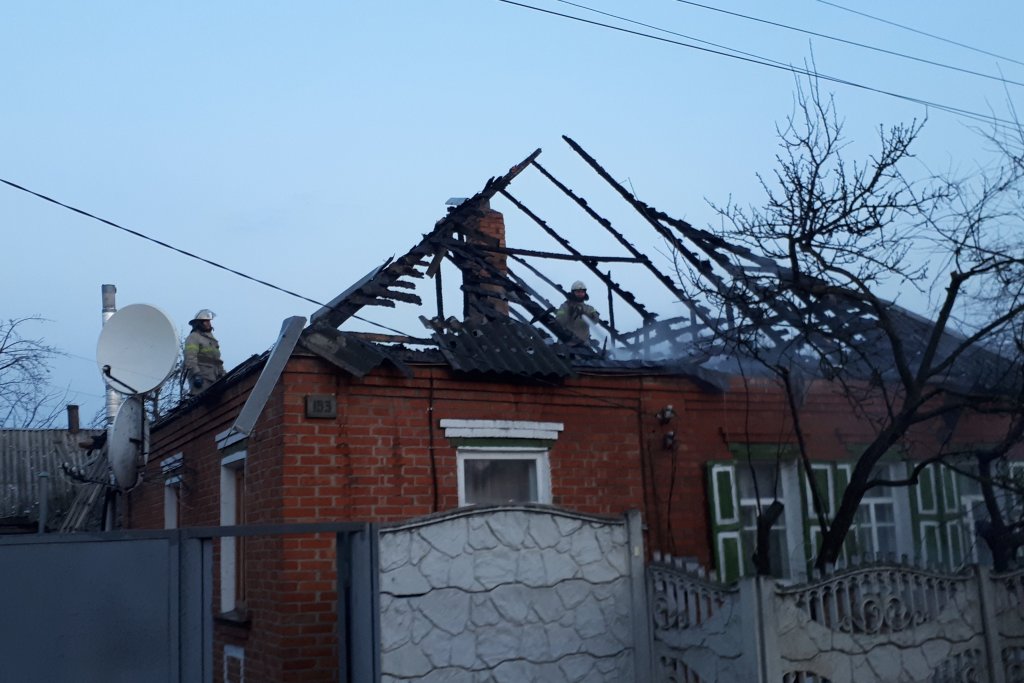 На Харьковщине домовладелец из-за пожара остался без крыши над головой (фото)