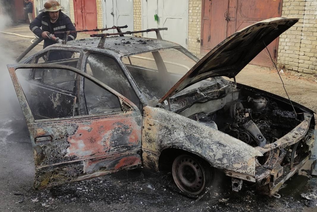 В Харькове в гаражном кооперативе сгорел Opel Kadett (фото)