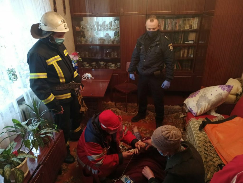Харьковские спасатели помогли пациентке и медикам «скорой» (фото)