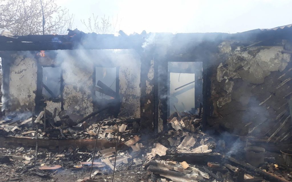 На Харьковщине из-за короткого замыкания сгорел деревянный дом (фото)