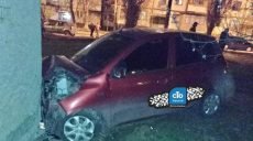 В Харькове женщина на Hyundai врезалась в стену дома (фото)