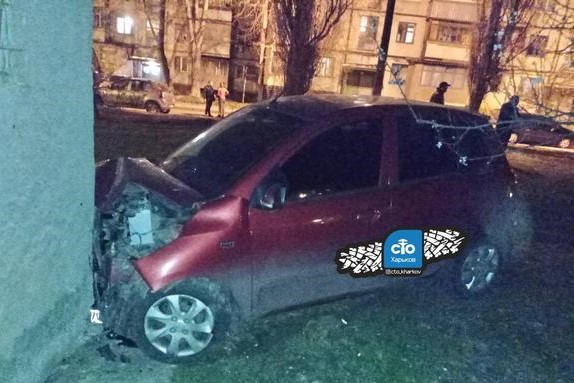 В Харькове женщина на Hyundai врезалась в стену дома (фото)