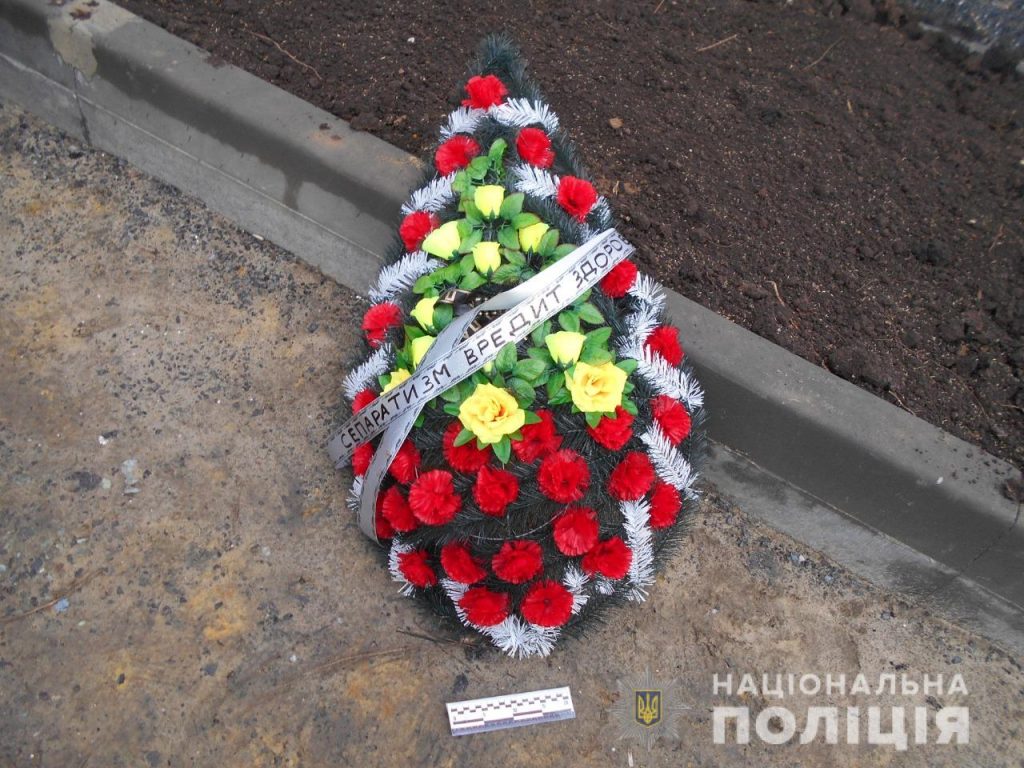 Сожженные иномарки и похоронные венки. Полиция расследует ночное происшествие в Харькове (фото)