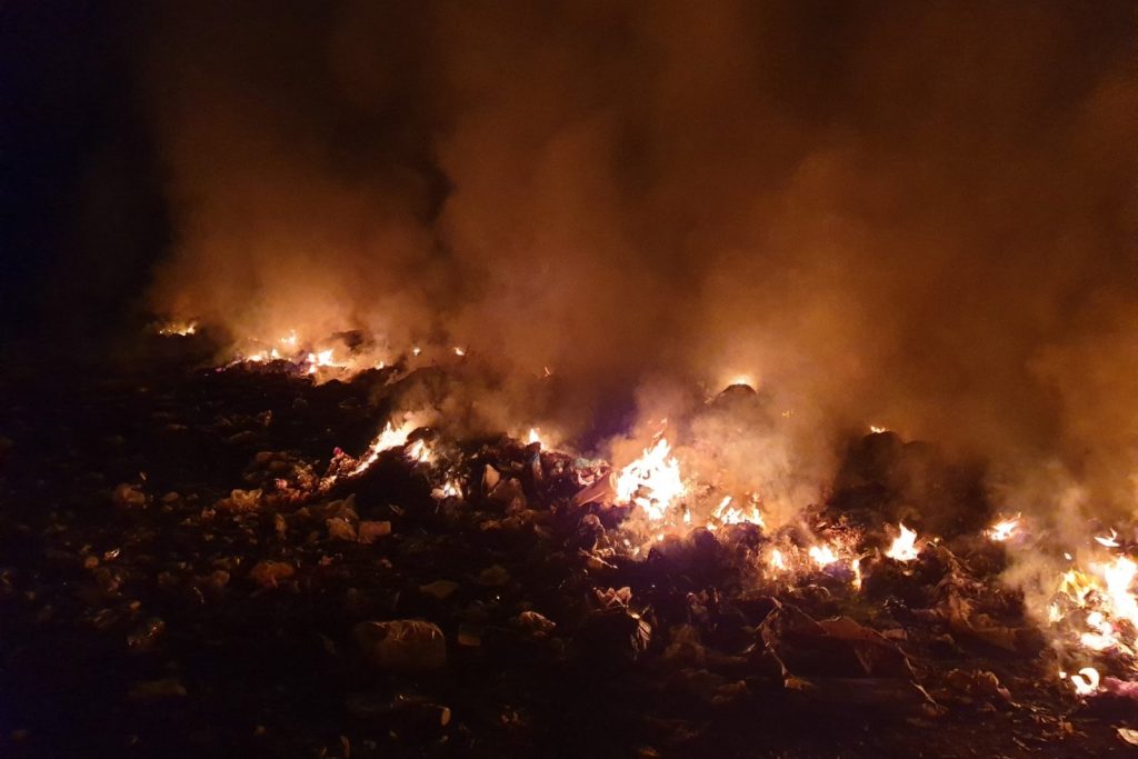 На Харьковщине шесть с половиной часов тушили пожар на свалке (фото)