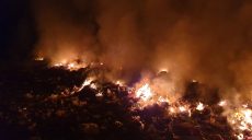 На Харьковщине шесть с половиной часов тушили пожар на свалке (фото)