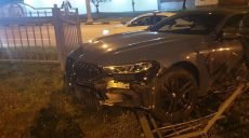 В Харькове BMW врезался в дорожное ограждение (фото)