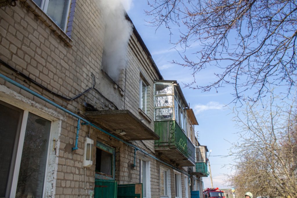Пожарные вынесли из горящей квартиры двух курильщиков в бессознательном состоянии (фото)