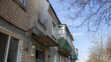 Пожарные вынесли из горящей квартиры двух курильщиков в бессознательном состоянии (фото)