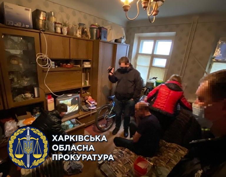 Служащего и предпринимателя подозревают в хищении средств на ремонте многоэтажек Харькова