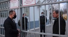 На харьковском заводе три часа незаконно удерживали сотрудников налоговой (фоторепортаж)