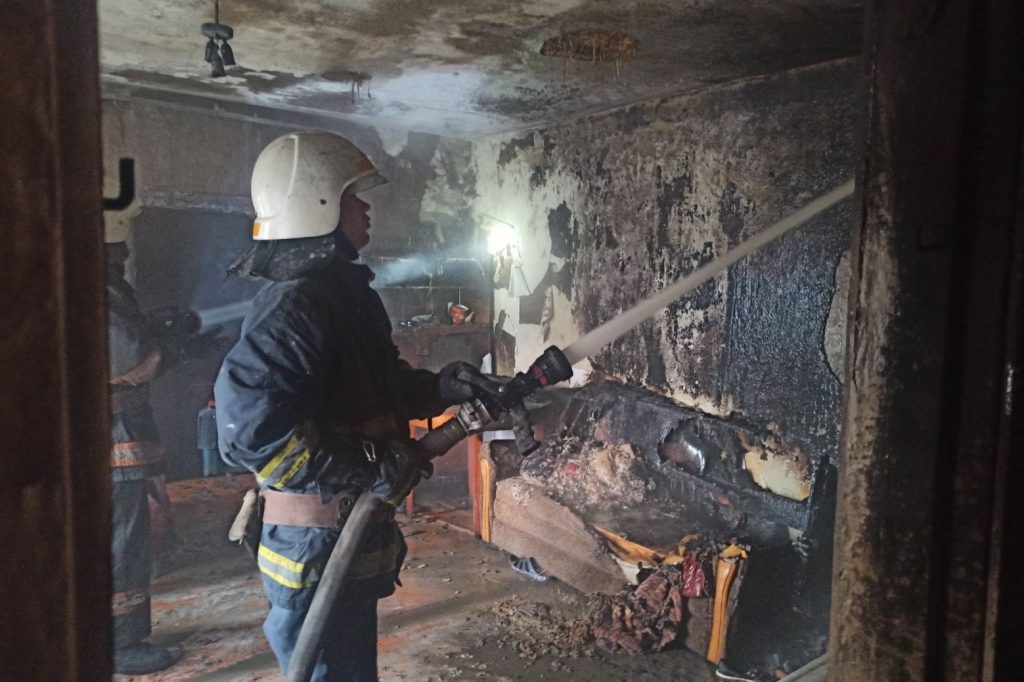 Спасатели на Харьковщине потушили пожар в частном доме (фото)
