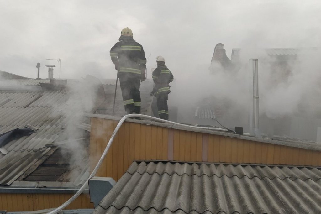 Из-за короткого замыкания в Харькове загорелась баня (фото)