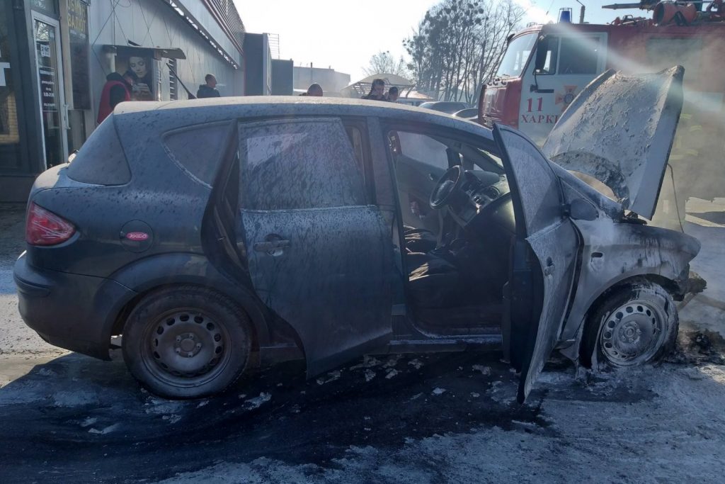 В Харькове во время движения загорелся автомобиль (фото)