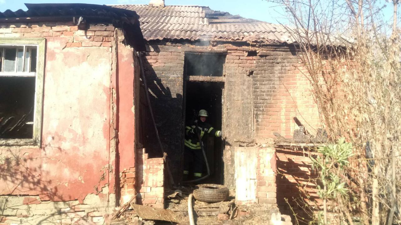 На Харьковщине подожгли заброшенный дом (фото)