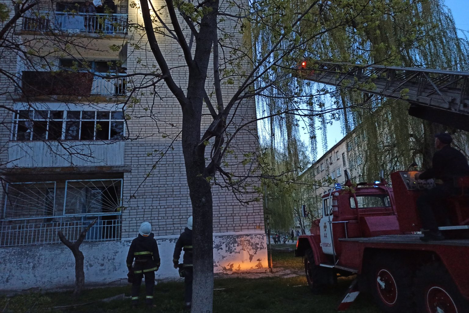 На Харьковщине спасатели потушили пожар в многоэтажке (фото)