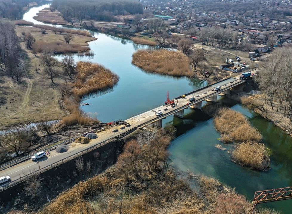 На Харьковщине продолжают ремонтировать мост на въезде в Чугуев (видео, фото)