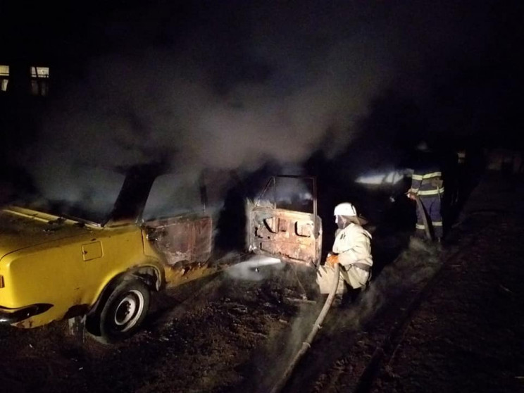 Ночью под Харьковом сгорели автомобили (фото)