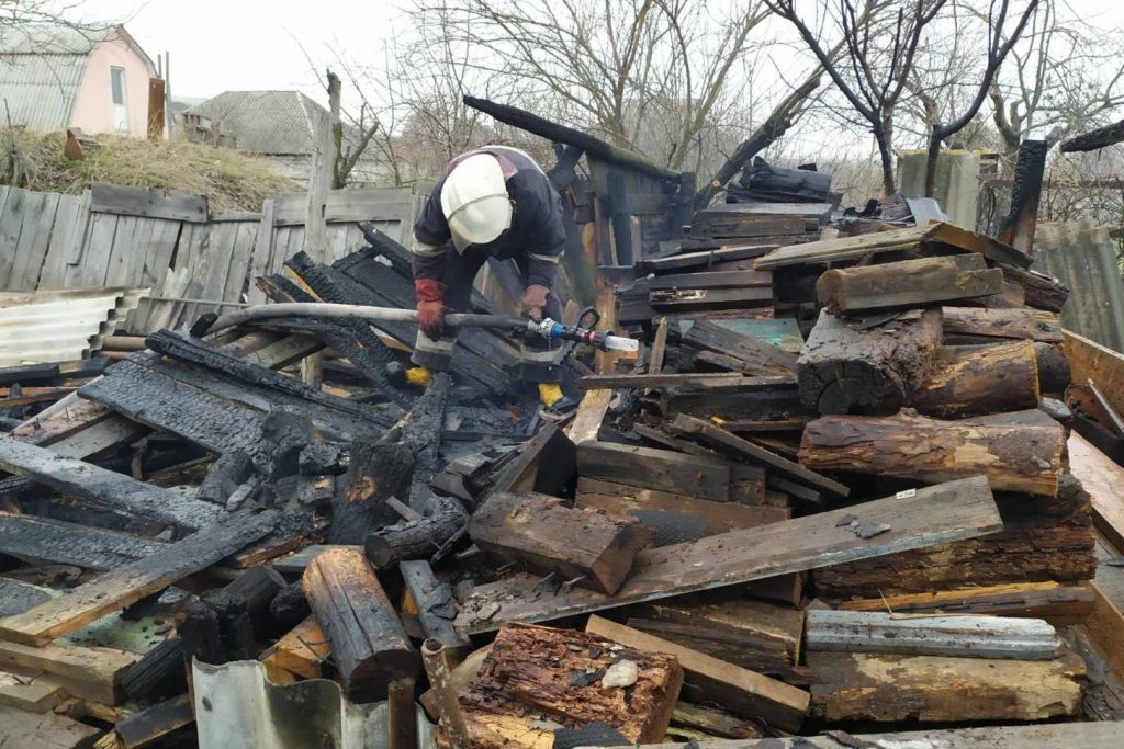 Жителю Харьковщины сожгли сарай (фото)