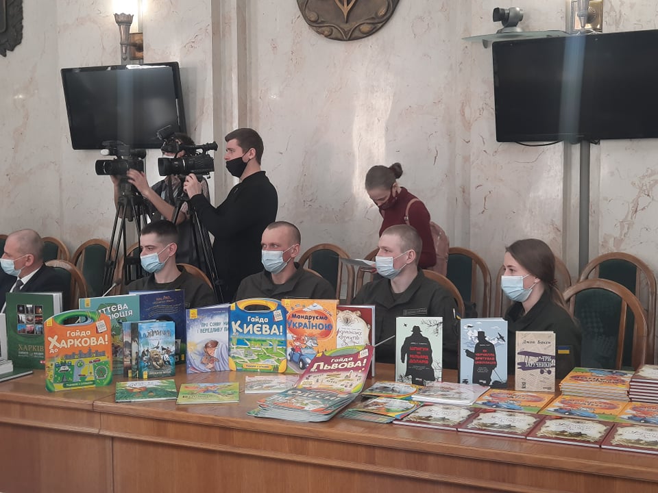 Нацгвардійці та діти «сірої зони» отримають книжки від харківських видавництв (відео)