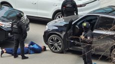В центре Харькова мужчину положили лицом в асфальт (фото, видео)