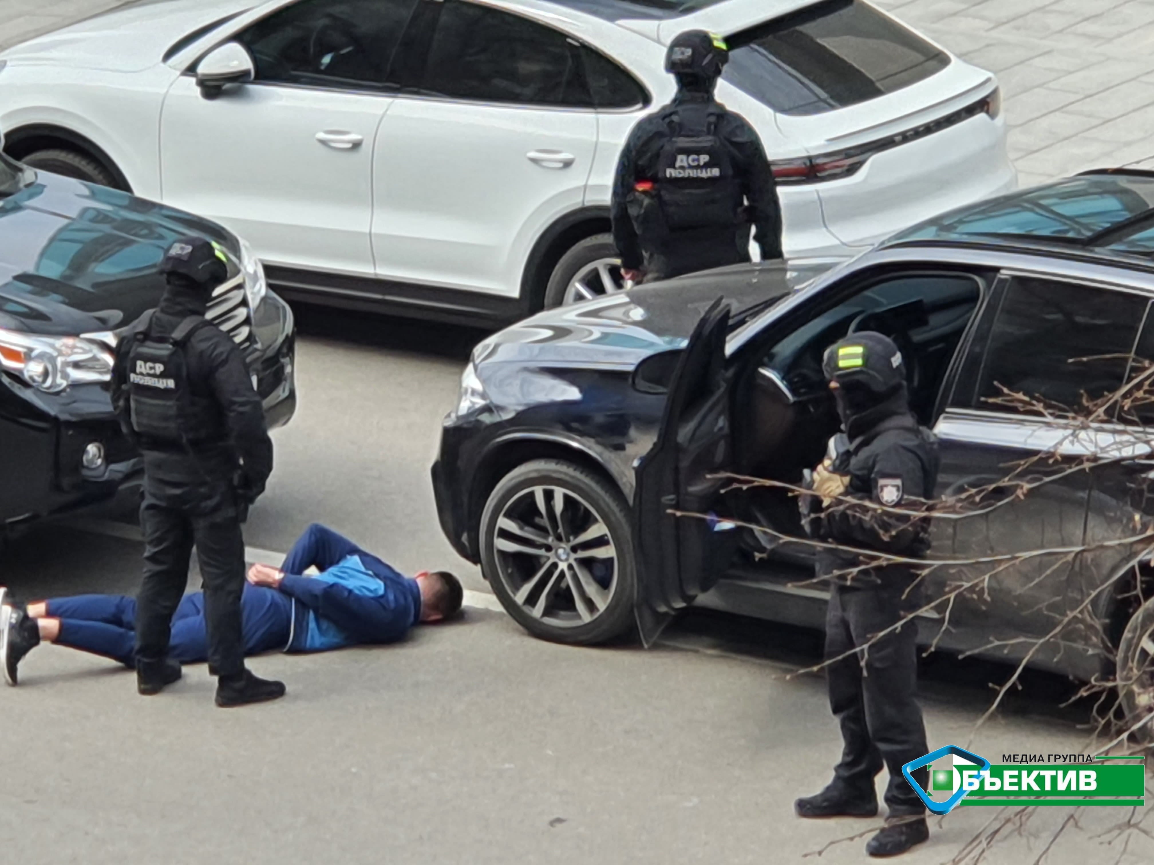 В центре Харькова мужчину положили лицом в асфальт (фото, видео)
