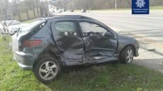 В Харькове две легковушки не поделили дорогу: пассажира увезли на «скорой» (фото)