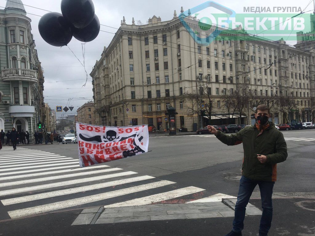Под Харьковским горсоветом — одинокий пикетчик с черными воздушными шариками (фото)