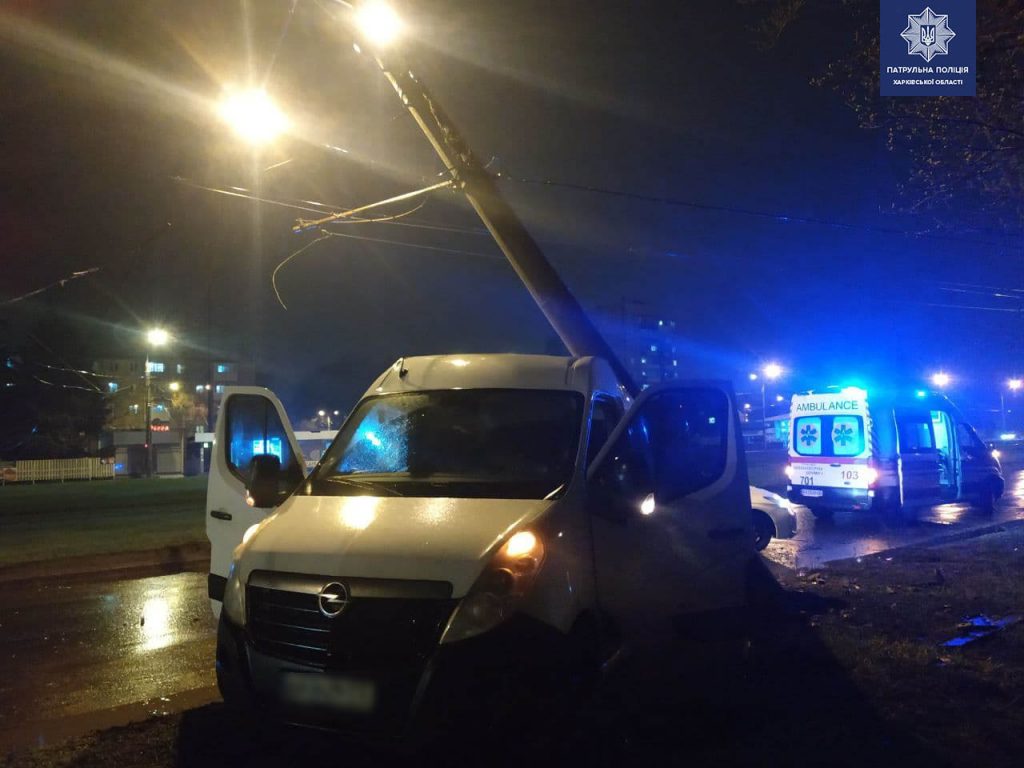 В Харькове микроавтобус влетел в столб: есть травмированные (фото)