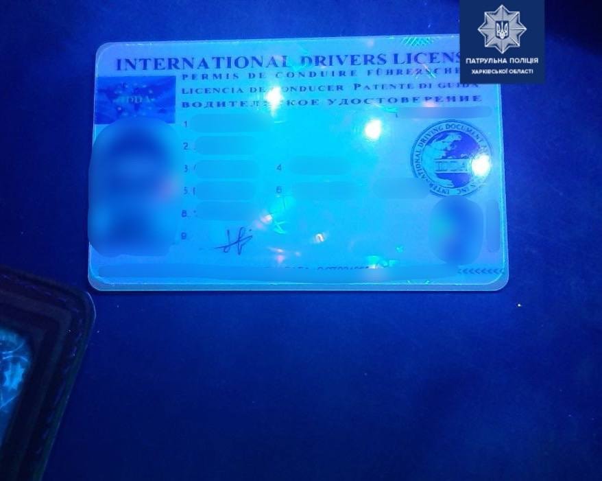 Патрульные в Харькове остановили водителя с поддельными документами (фото)
