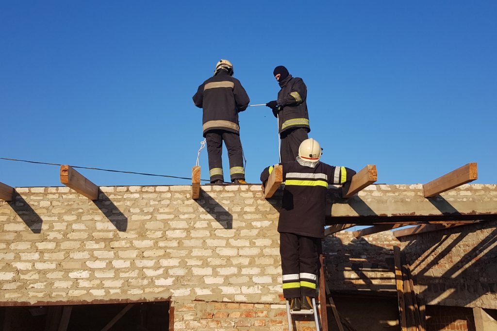 Житель Харьковщины умер на крыше гаража (фоторепортаж)