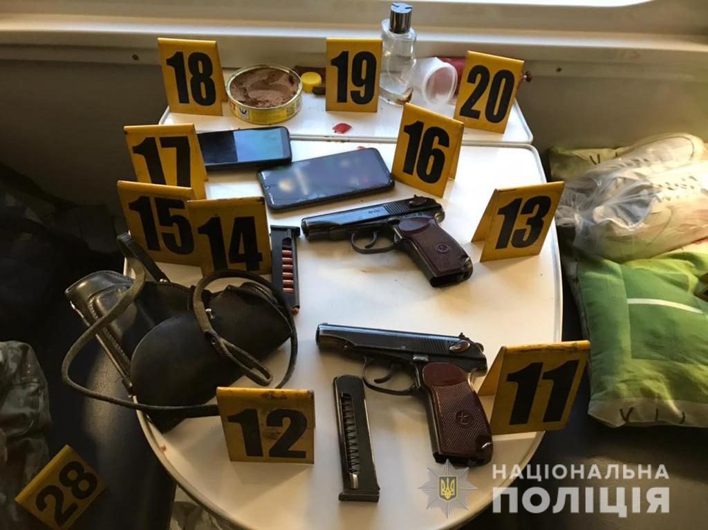 Стрельба в поезде. Кроме стрелявших офицеров спецсвязи, в вагоне находились 11 пассажиров