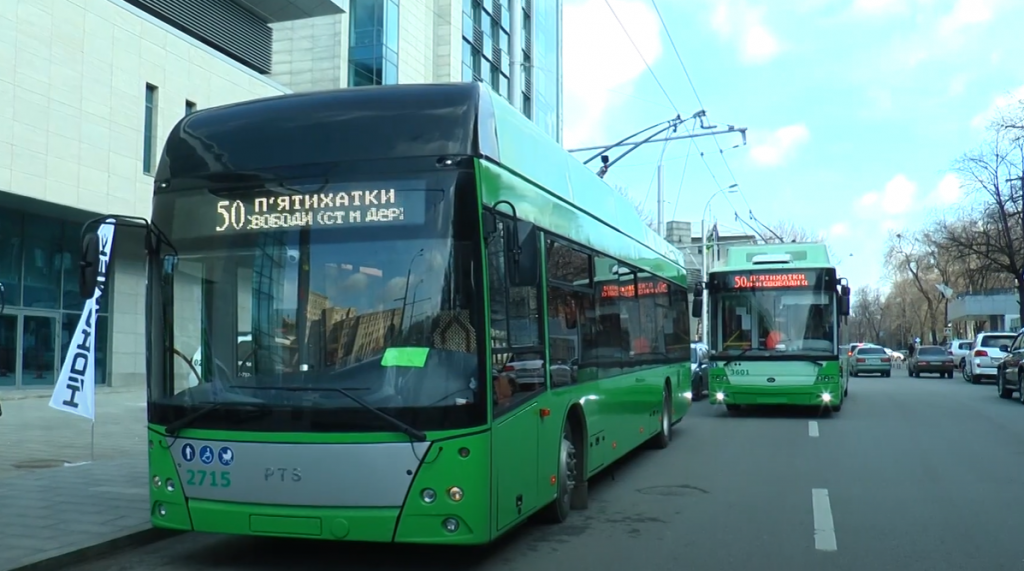 До П’ятихаток тепер їздять тільки тролейбуси: автобусний маршрут скасували (відео)