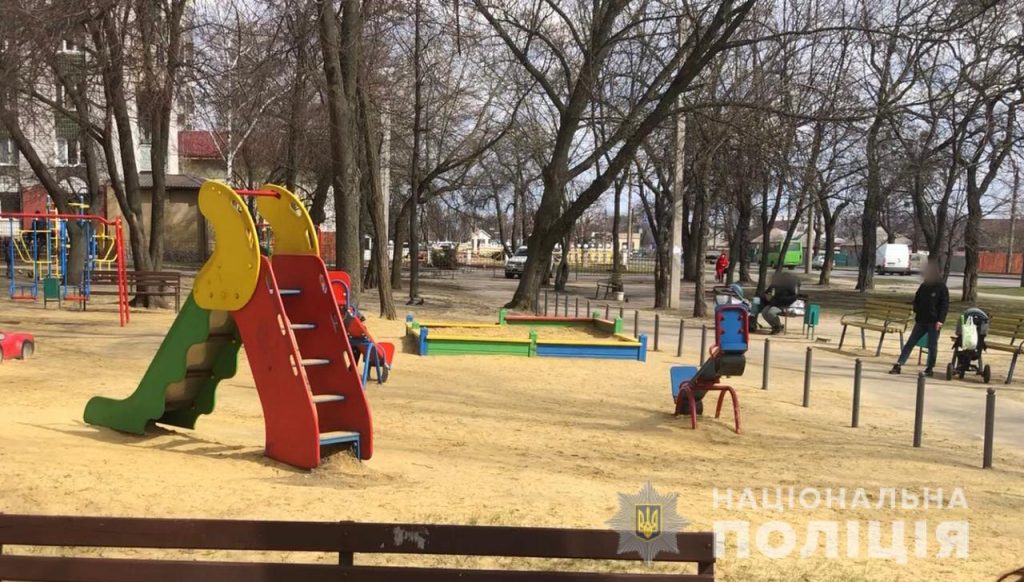 В Харькове наркотики спрятали на детской площадке