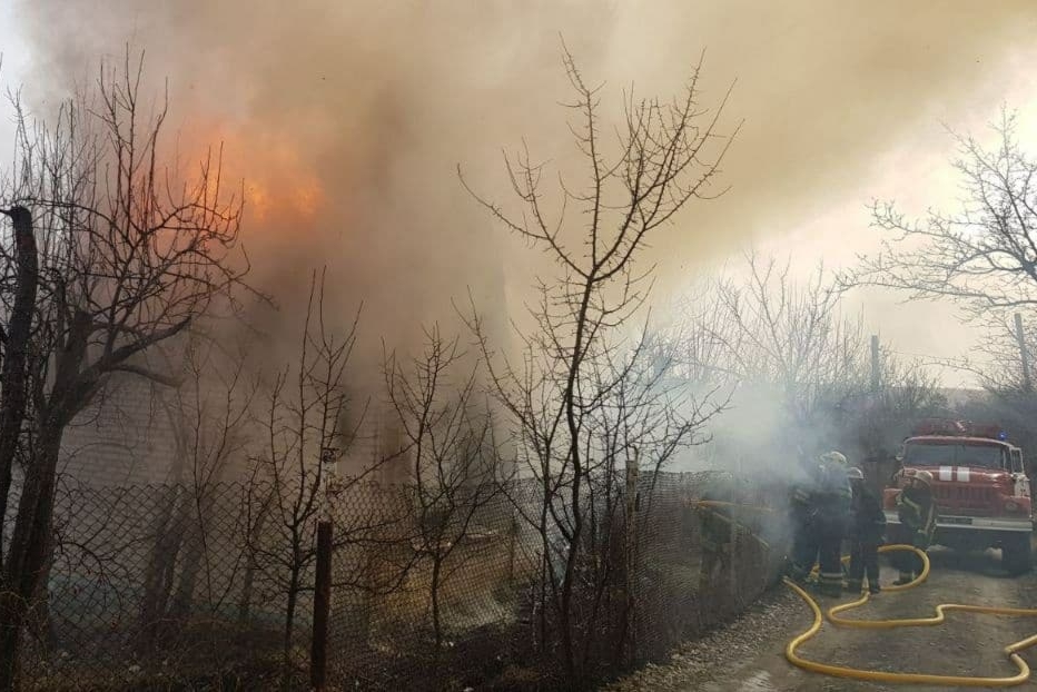 На Харьковщине сгорела большая дача (фото)
