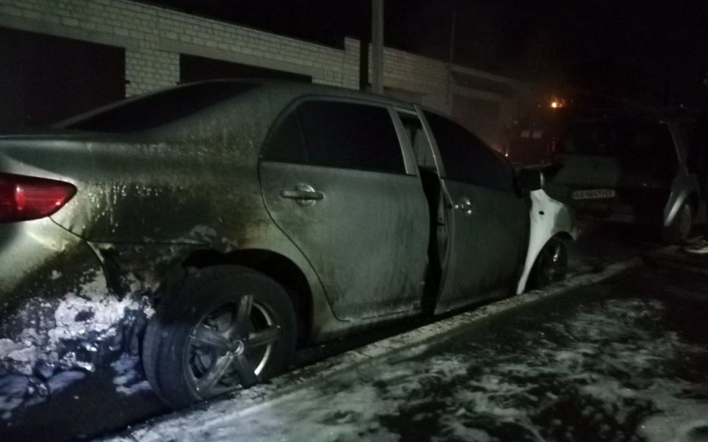 Ночью в Харькове на неохраняемых стоянках сгорели две иномарки