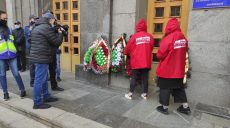 Ко входу в здание Харьковского горсовета принесли траурные венки (фото)