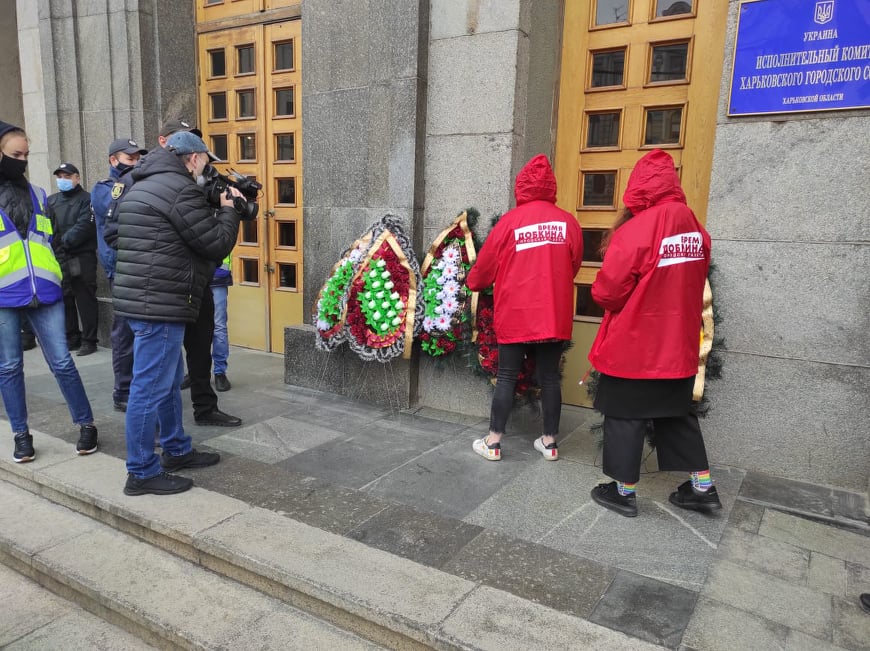 Ко входу в здание Харьковского горсовета принесли траурные венки (фото)