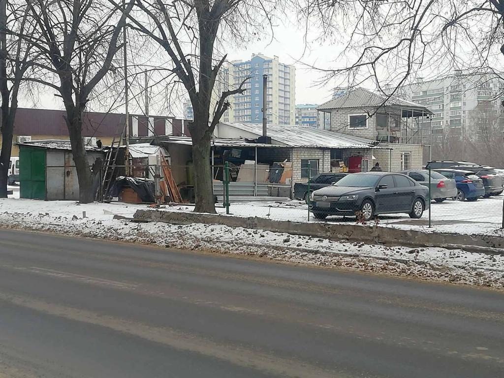 Харьковчанин захватил земельный участок и незаконно оборудовал на нем парковку