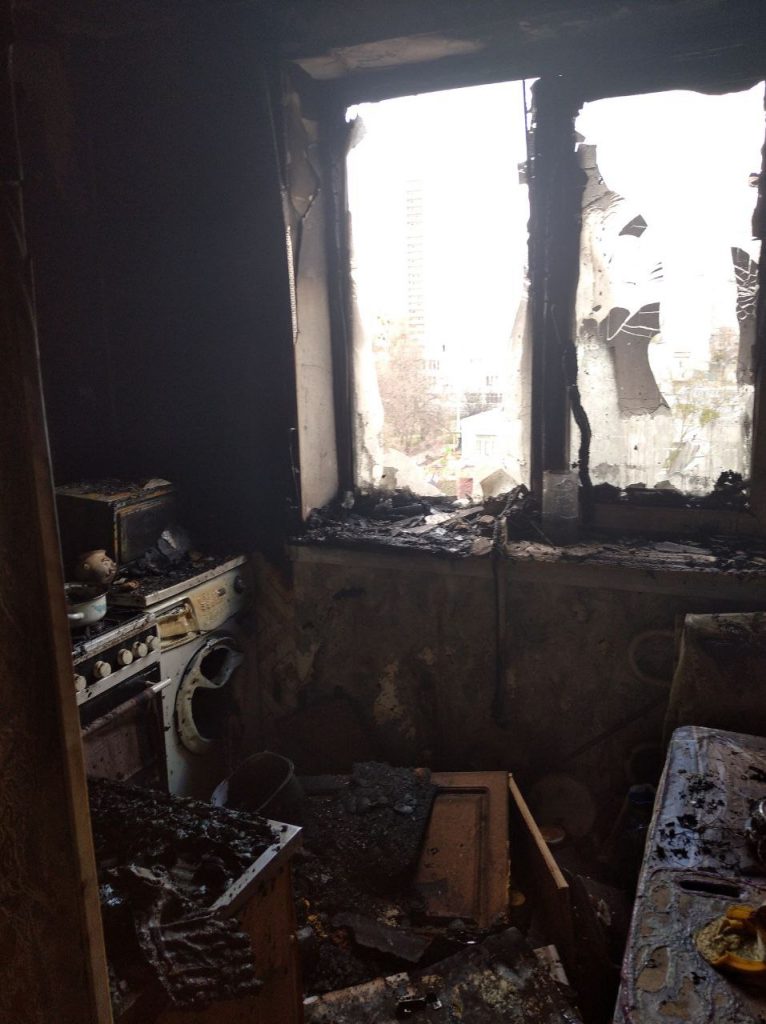 В Новобаварском районе из-за пожара в многоэтажке эвакуировали 10 человек (фото)