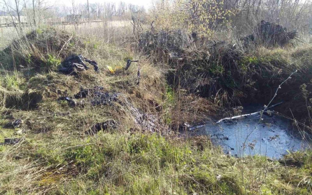 В Харьковской области пенсионер упал в смоляную яму (фото)