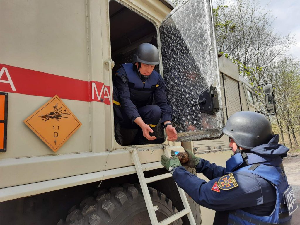 За сутки в Харьковской области обезвредили 5 боеприпасов (фото)