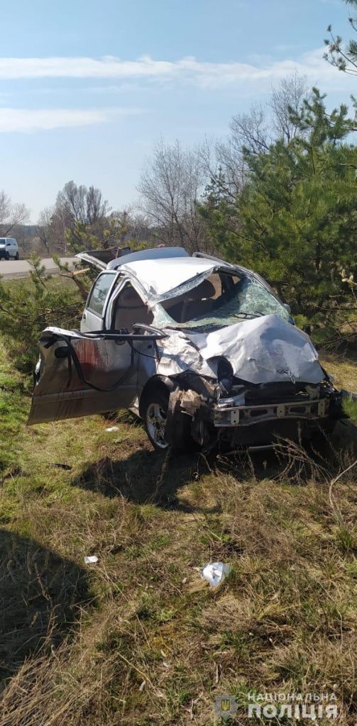 Смертельное ДТП на Харьковщине: водитель погиб, пассажир в больнице (фото)